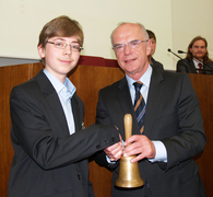 Präsident Christian Weber übergibt die Glocke an Michael Rosenthal