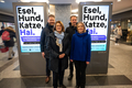 Thorge Koehler, Antje Grotheer, Dr. Thomas Köcher, Wiebke Bleis stehen vor zwei Displays im Bahnhof, auf denen die Kampagne zu sehen ist.