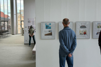 Besucher gucken sich die Ausstellung an.