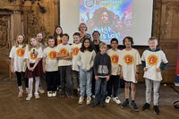 Ein Gruppenfoto mit den Schüler:innen und der Vizepräsidentin in der Oberen Rathaushalle.
