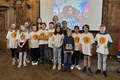 Ein Gruppenfoto mit den Schüler:innen und der Vizepräsidentin in der Oberen Rathaushalle.