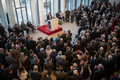 Der Festsaal ist voller Menschen. In der Mitte steht Antje Grotheer am Rednerpult.