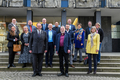Die Mitglieder beider Ausschüsse und Direktor von Wachter stehen auf den Stufen vor dem Haus der Bürgerschaft. Alle gucken freundlich in die Kamera.