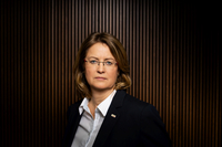 Ein Portrait von Antje Grotheer. Sie guckt ernst.